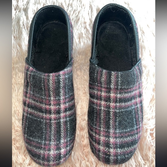 CLOCS PINK PLAID SLIP ON CLOGS SIZE 11 W MADE IN ITALY - Picture 2 of 10